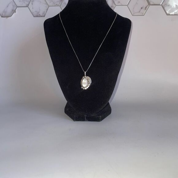 Vintage R.E. Lee Navajo Sterling Silver and Mother of Pearl Pendant Necklace - Picture 4 of 9